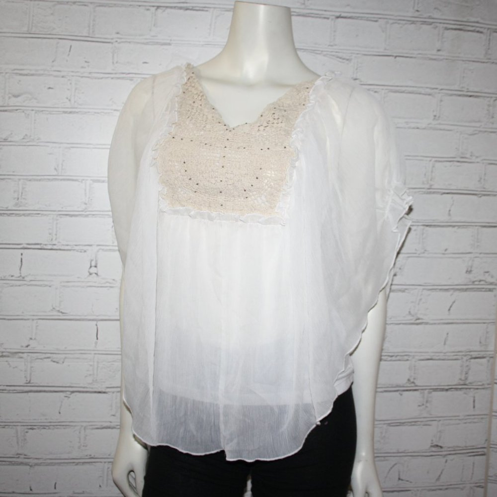 🤍🌸 About A Girl Off-White Blouse · Size M · Ruffle Back Detail